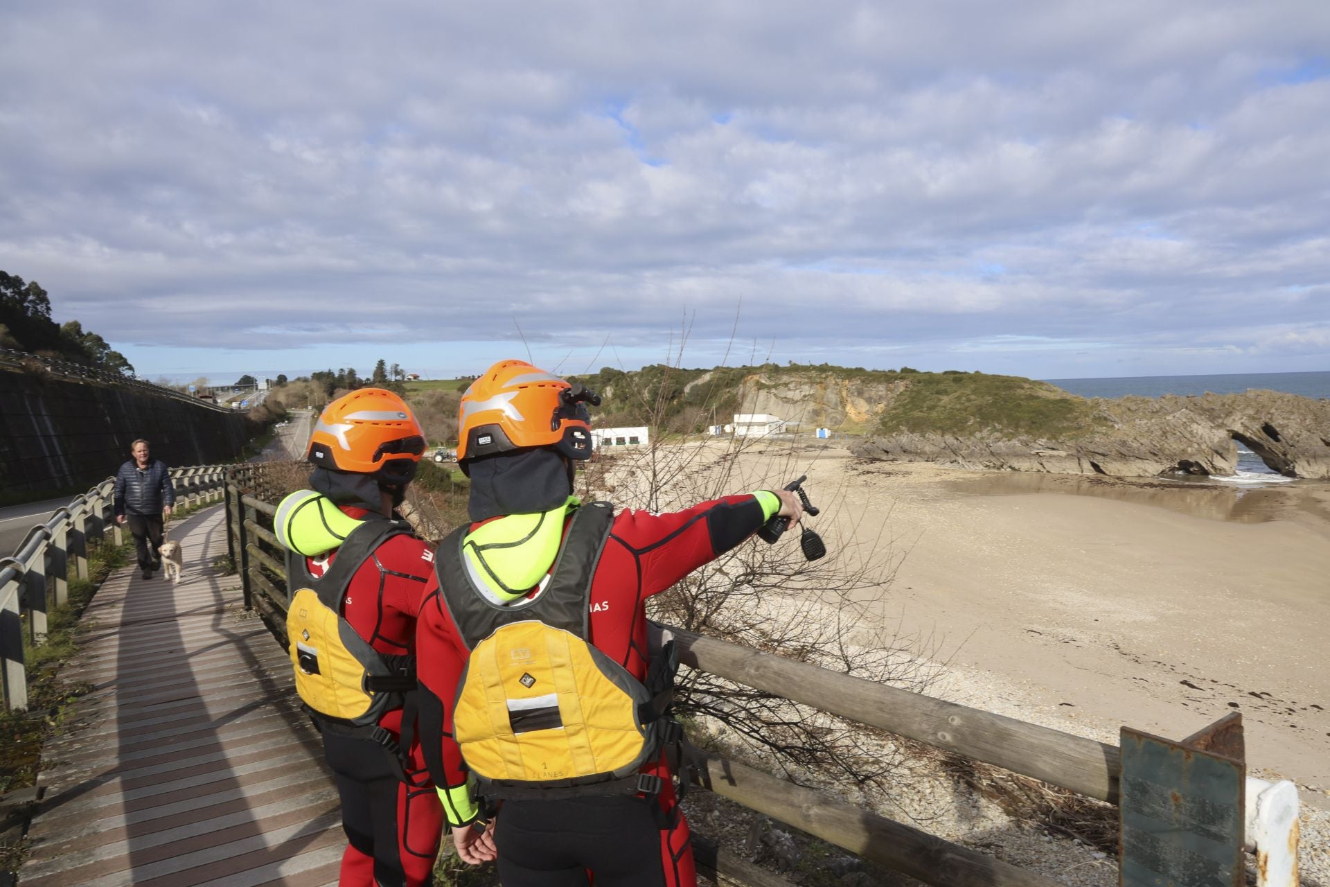 Imágenes de la búsqueda del cántabro desaparecido en el entorno de la playa de Gulpiyuri