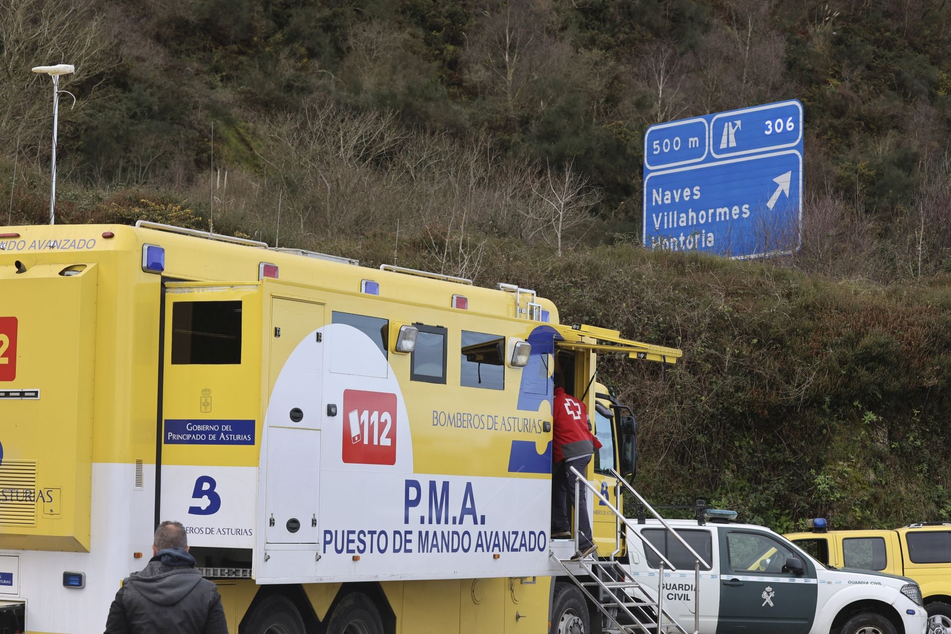 Imágenes de la búsqueda del cántabro desaparecido en el entorno de la playa de Gulpiyuri