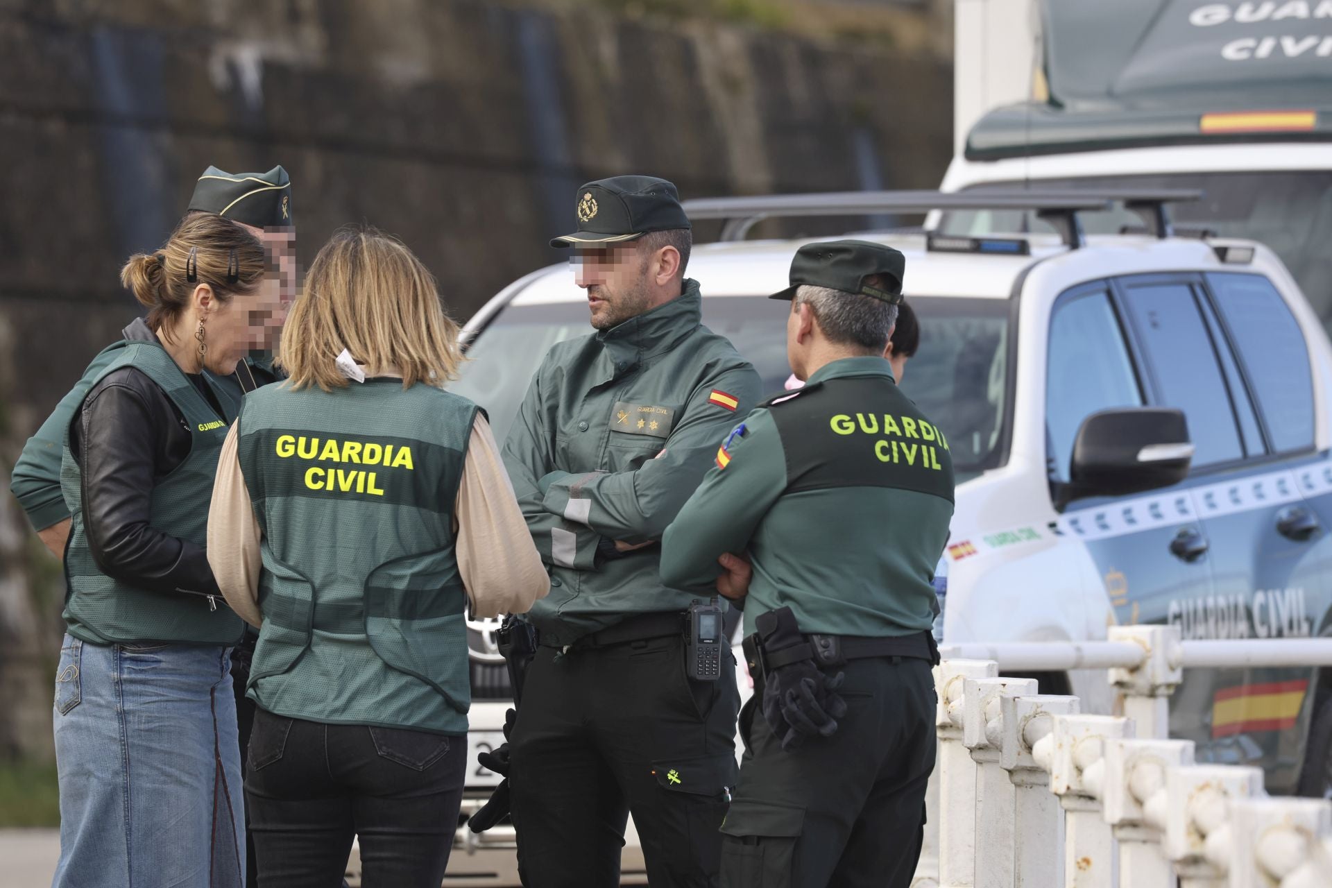 Imágenes de la búsqueda del cántabro desaparecido en el entorno de la playa de Gulpiyuri