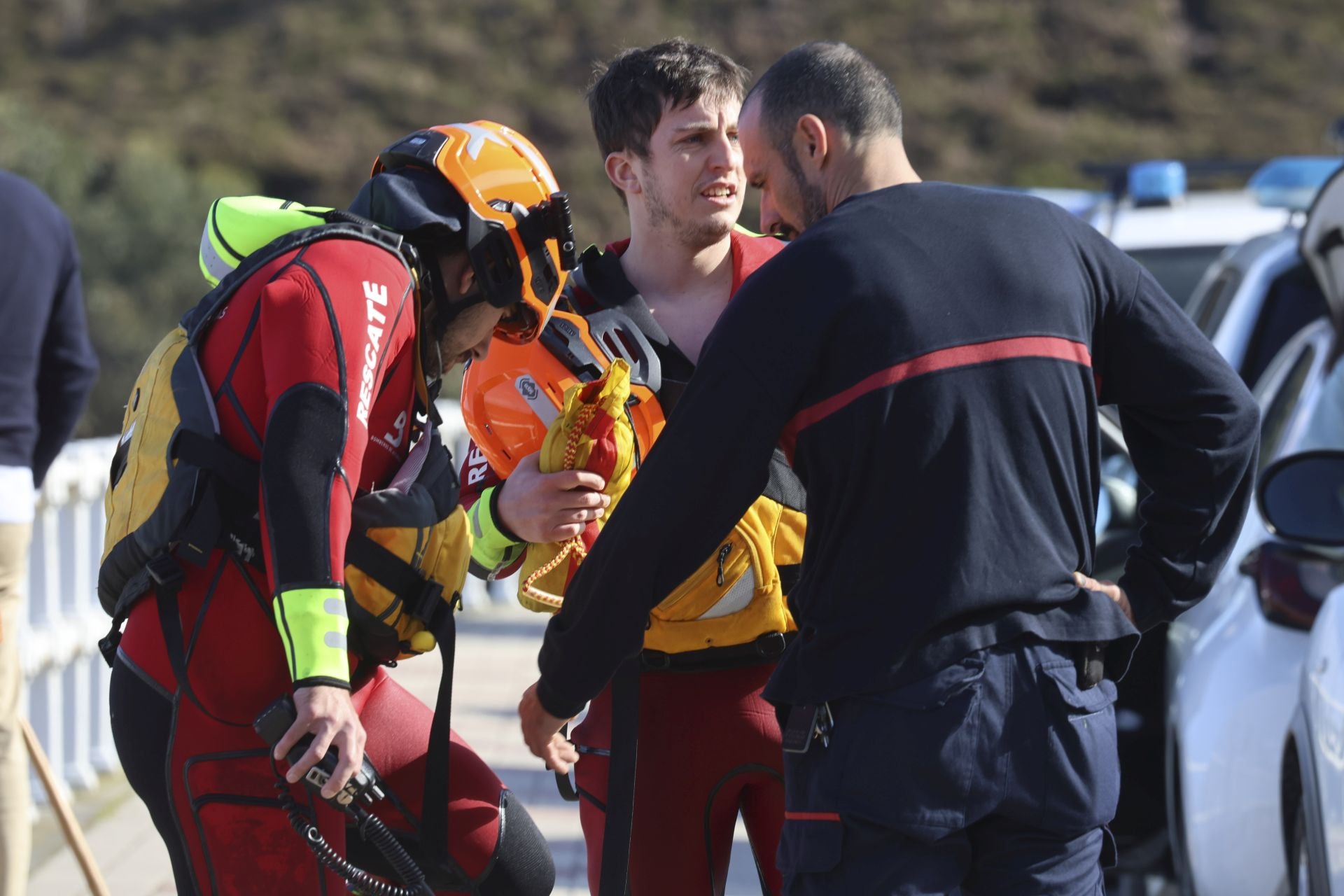 Imágenes de la búsqueda del cántabro desaparecido en el entorno de la playa de Gulpiyuri