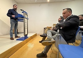 Manuel Campa, portavoz del PSOE y alcalde en funciones durante las vacaciones de Marivi Monteserín, da explicaciones sobre la crisis desatada en el Ayuntamiento de Avilés.