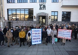 Representantes ciudadanos concentrados ante la sede del Sespa para reclamar la exclusividad de los médicos del Sespa. Mario Rojas