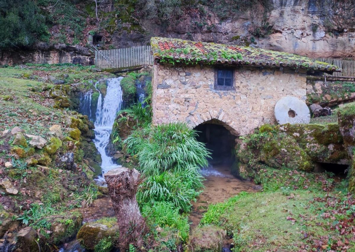 Imagen secundaria 1 - Vistas hacia el Mofrechu llegando al Arbolín/ Molino en la orilla del Sella/ Monasterio de San Pedro, en Villanueva 