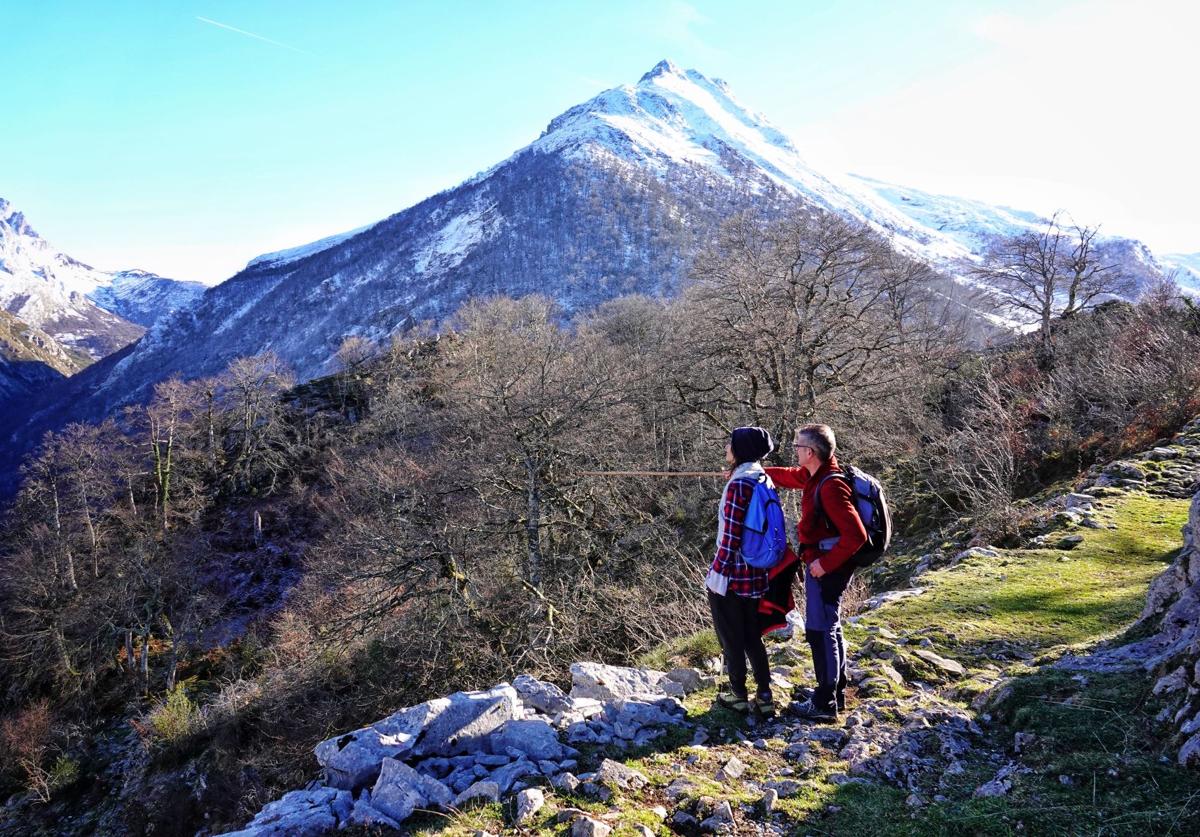 Combinar la celebración de San Valentín con pequeñas escapadas senderistas cargadas de buenos paisajes, solidaridad y contenido: el plan montañero ideal para este fin de semana en Asturias.