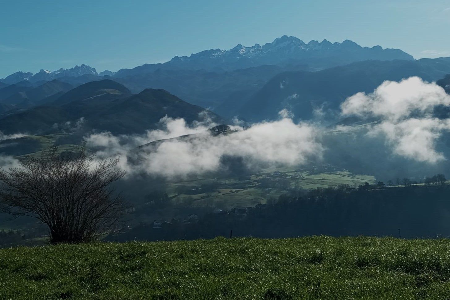 Los Picos de Europa, muy cercanos e imponentes, están presentes durante todo el paseo