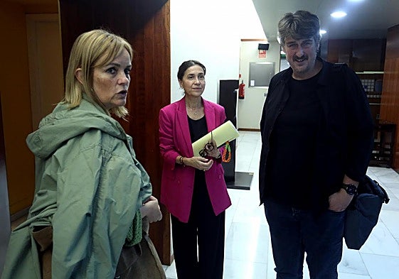 Covadonga Tomé, Dolores Carcedo y Xabel Vegas, en la Junta General.