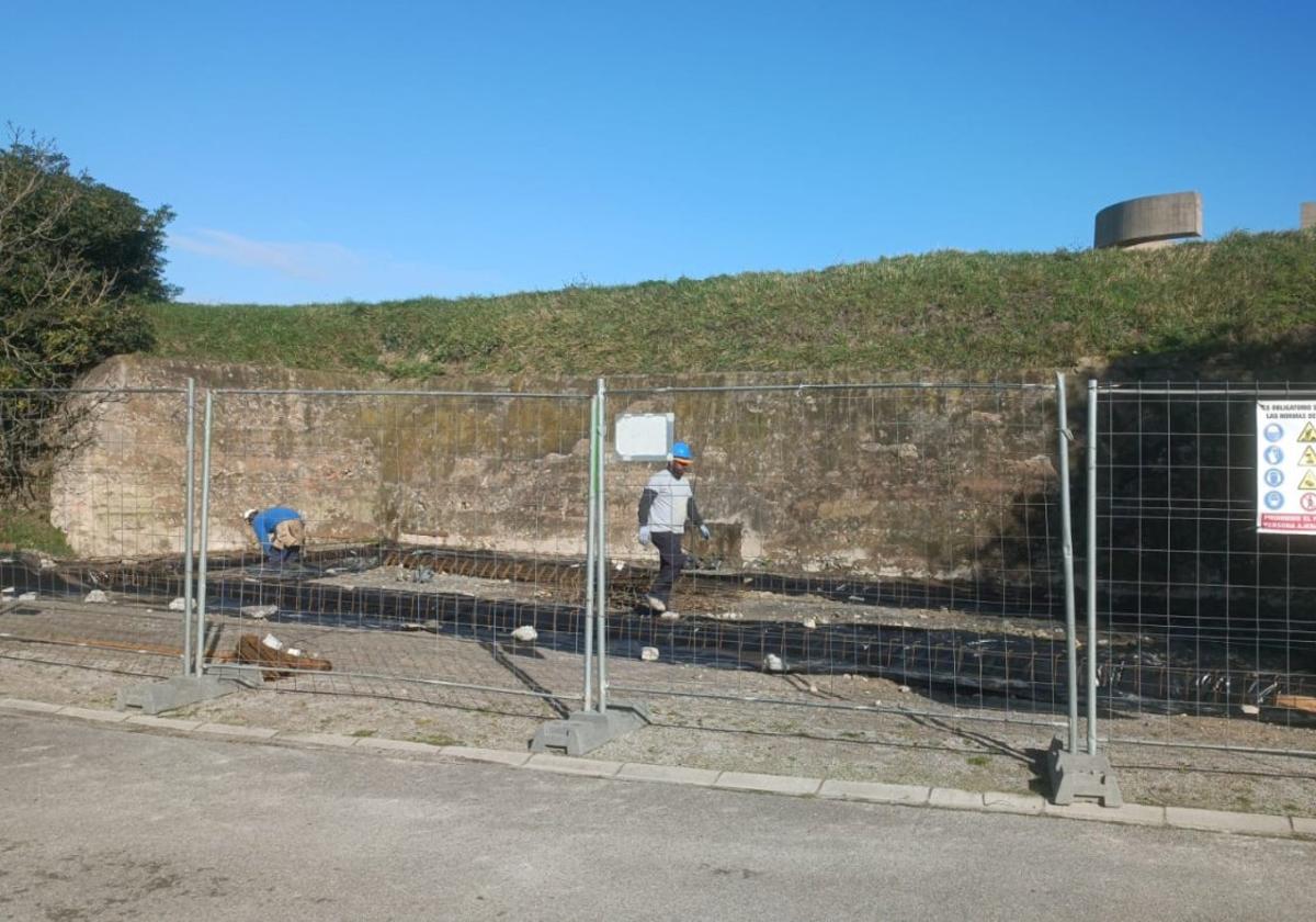 Zapatas y solera del futuro centro de interpretación del Cerro de Santa Catalina, en Gijón.