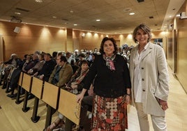 Adonina Tardón con Mercedes de Soignie, coordinador del Aula de Cultura de LA VOZ DE AVILÉS.