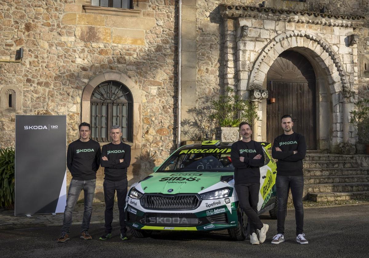 David de la Puente, Alberto Iglesias Pin, José Antonio Suárez y Javier Pardo, junto al Fabia RS Rally2.