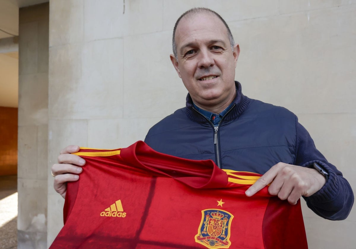 Juanjo posando con una camiseta de la selección española.