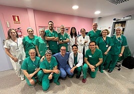 Médicos y enfermeras del equipo de Cardiología, con la gerente del Área Sanitaria V y la directora del Hospital Universitario de Cabueñes.