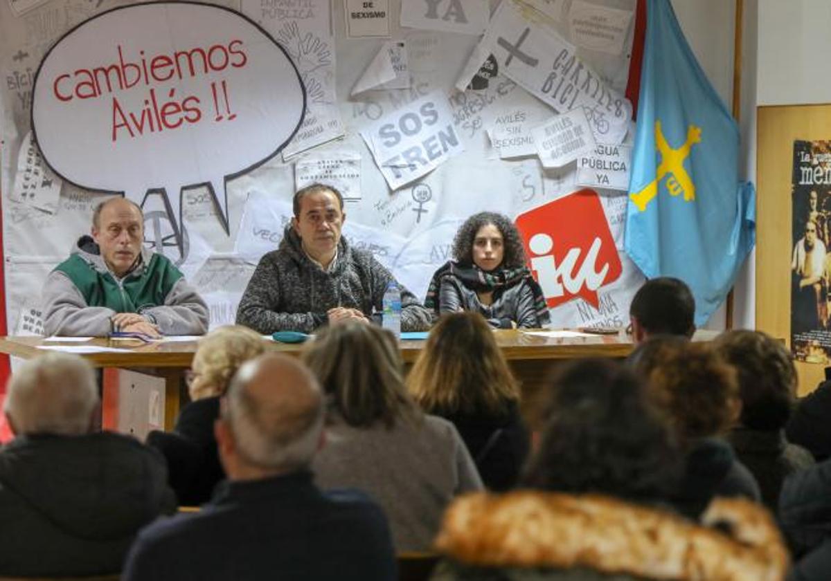 Agustín Medina, Juanjo Fernández y Llarina González, en una asamblea de IU Avilés.