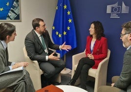 La directora general de Asuntos Europeos, Raquel García; el presidente del Principado, Adrián Barbón; la vicepresidenta de Derechos y Capacidades Sociales, Empleos de Calidad y Preparación de la Comisión Europea, Roxana Mînzatu, y el eurodiputado asturiano, Jonás Fernández, en Estrasburgo.