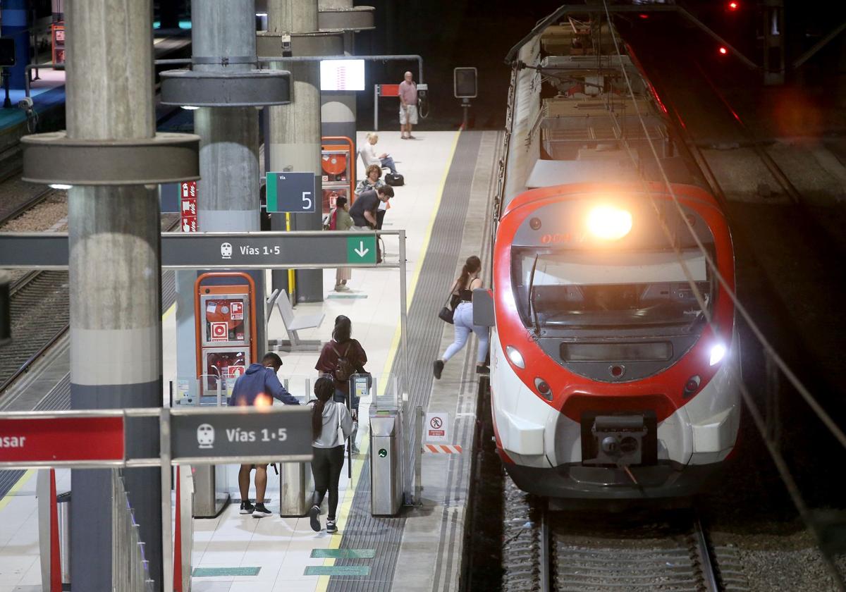 Un tren de cercanías en la estación de Oviedo.