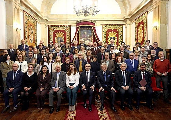 La Universidad de Oviedo entrega sus insignias con un homenaje a su primera vicerrectora, Marita Aragón, fallecida en 2020.