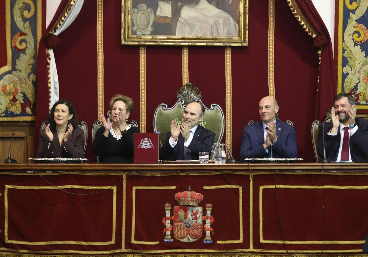 La Universidad de Oviedo entrega sus insignias con un homenaje a su primera vicerrectora, Marita Aragón, fallecida en 2020.