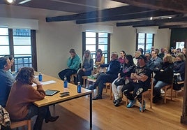 Asistentes a la reunión sobre el sector turístico en Villaviciosa.