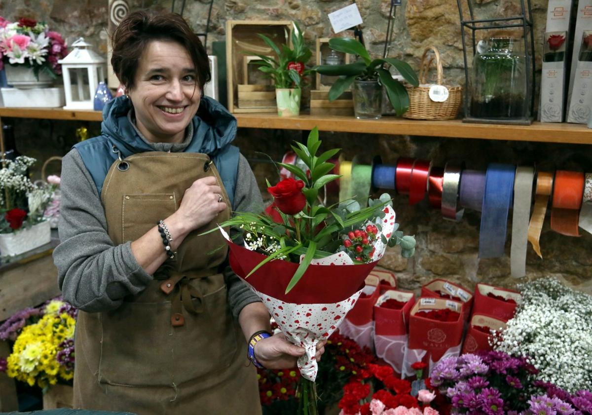 Imagen principal - Arriba, Cristina Lano, en Ca'Flor; a la izquierda, Zuly González y Pili García, de Florez Zuly; y María Jesús Menéndez, de Flores El Clavel.
