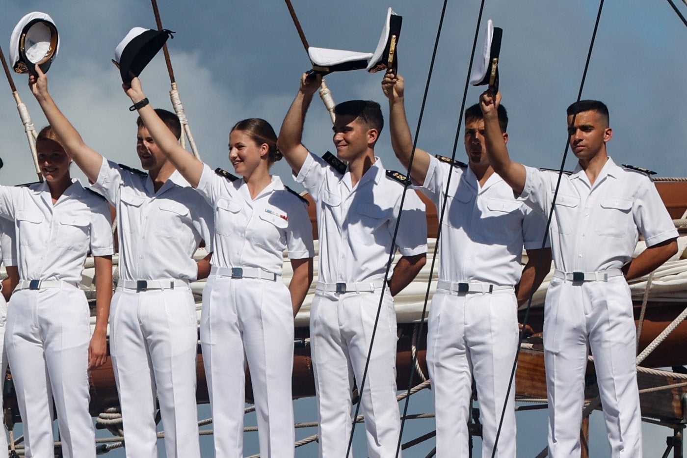 Leonor, con sus compañeros guardamarinas, saluda a su llegada a Salvador de Bahía.