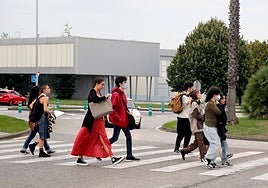 Estudiantes universitarios en el campus de Gijón.