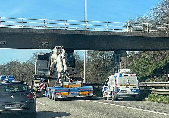 Atascos en la autovía del Cantábrico por el choque de un camión contra un puente