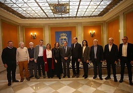 Los participantes en la reunión de la AIOCC, con Cristina Álvarez Mendo, Gimena Llamedo y Alfredo Canteli.