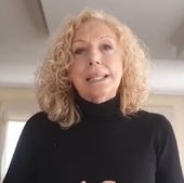 Eva Sancho, presidenta de las AA.VV. de Oviedo, felicita a EL COMERCIO