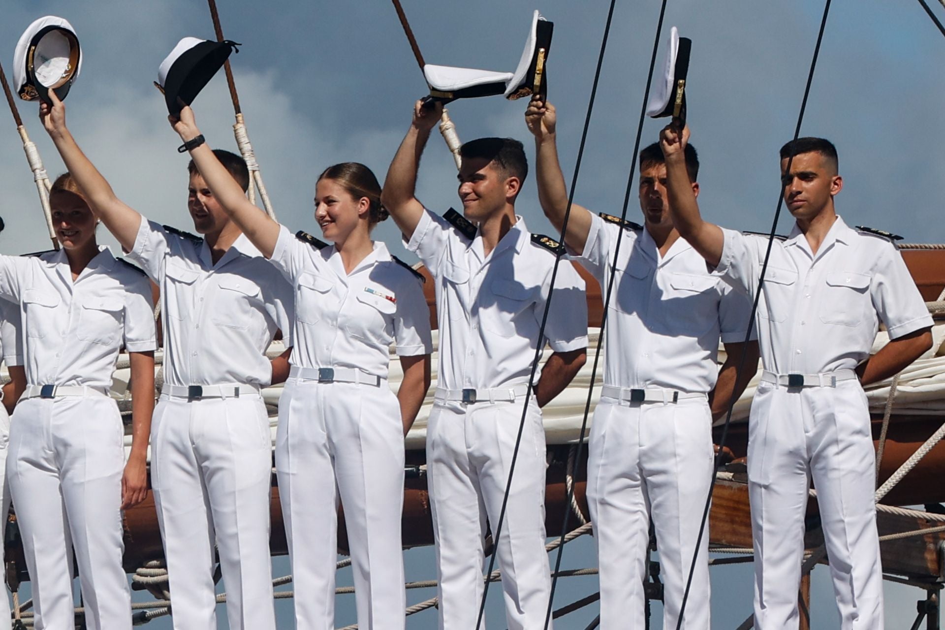 La Princesa Leonor llega a Brasil: las imágenes en la primera escala de América del buque Juan Sebastián Elcano