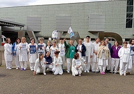 Concentración sanitaria convocada delante del Álvarez-Buylla, en Mieres.