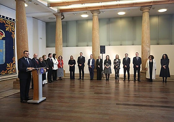 El presidente del Principado, Adrián Barbón, marcando la posición ante su renovado Ejecutivo. En la línea de autoridades, como presidenta del puerto de Gijón, Nieves Roqueñí.