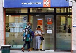 Dos mujeres acceden a una de las oficinas del Servicio Público de Empleo en Oviedo.