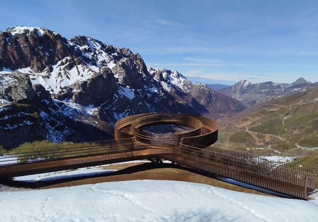 El espectacular Mirador de La Farrapona ya está accesible, tras la apertura, ayer, del puerto.