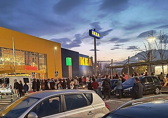 Las personas que estaban dentro de las instalaciones, esperando fuera tras la alarma.