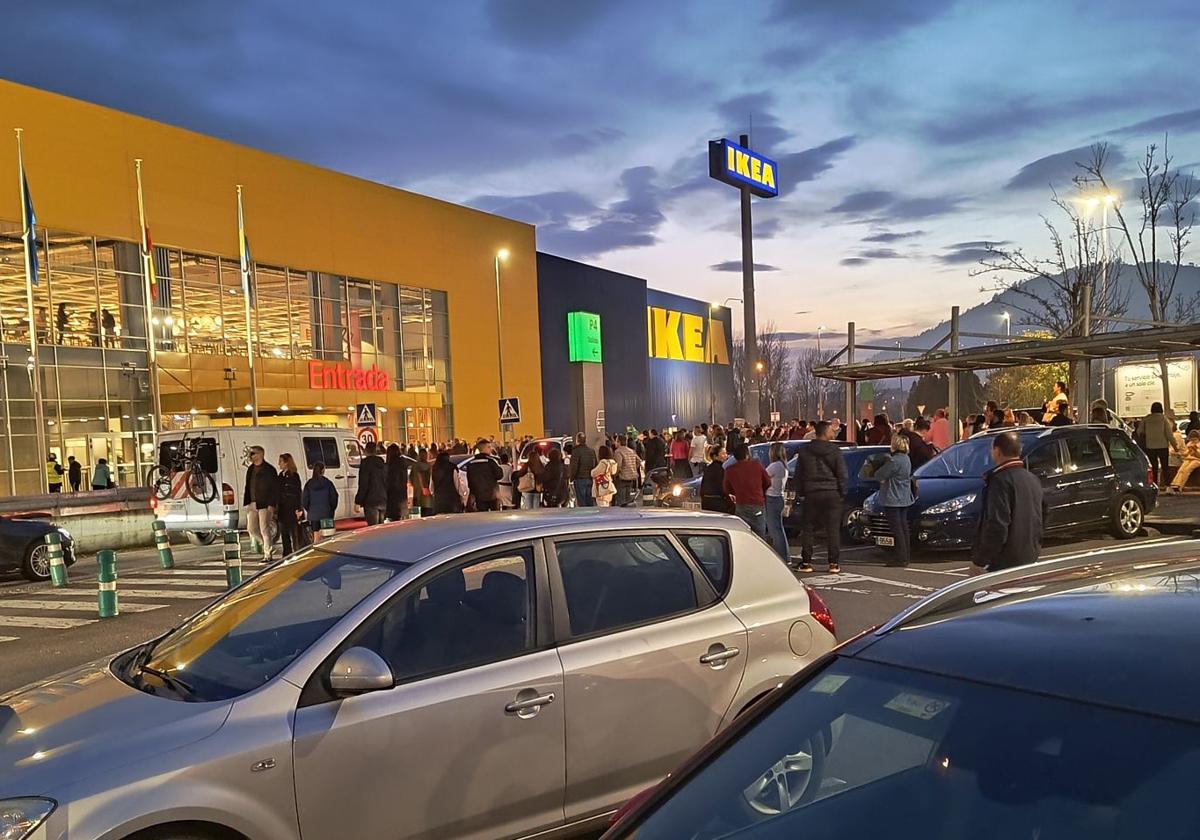 Las personas que estaban dentro de las instalaciones, esperando fuera tras la alarma.