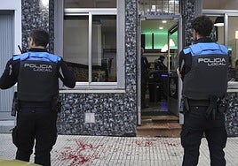 La Policía Local frente al establecimiento donde se produjeron los hechos.