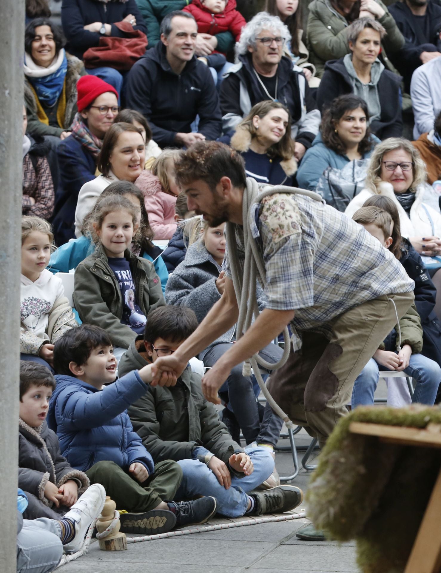 La magia de Feten llena salas y calles de Gijón