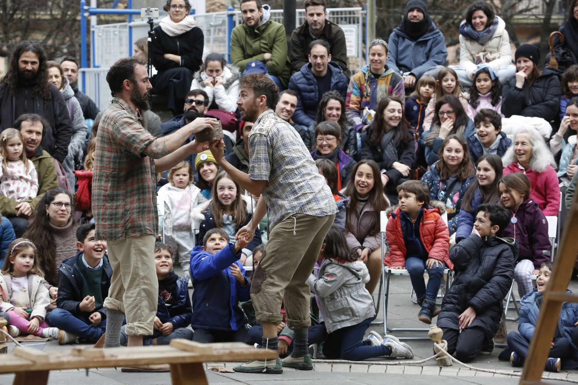 La magia de Feten llena salas y calles de Gijón