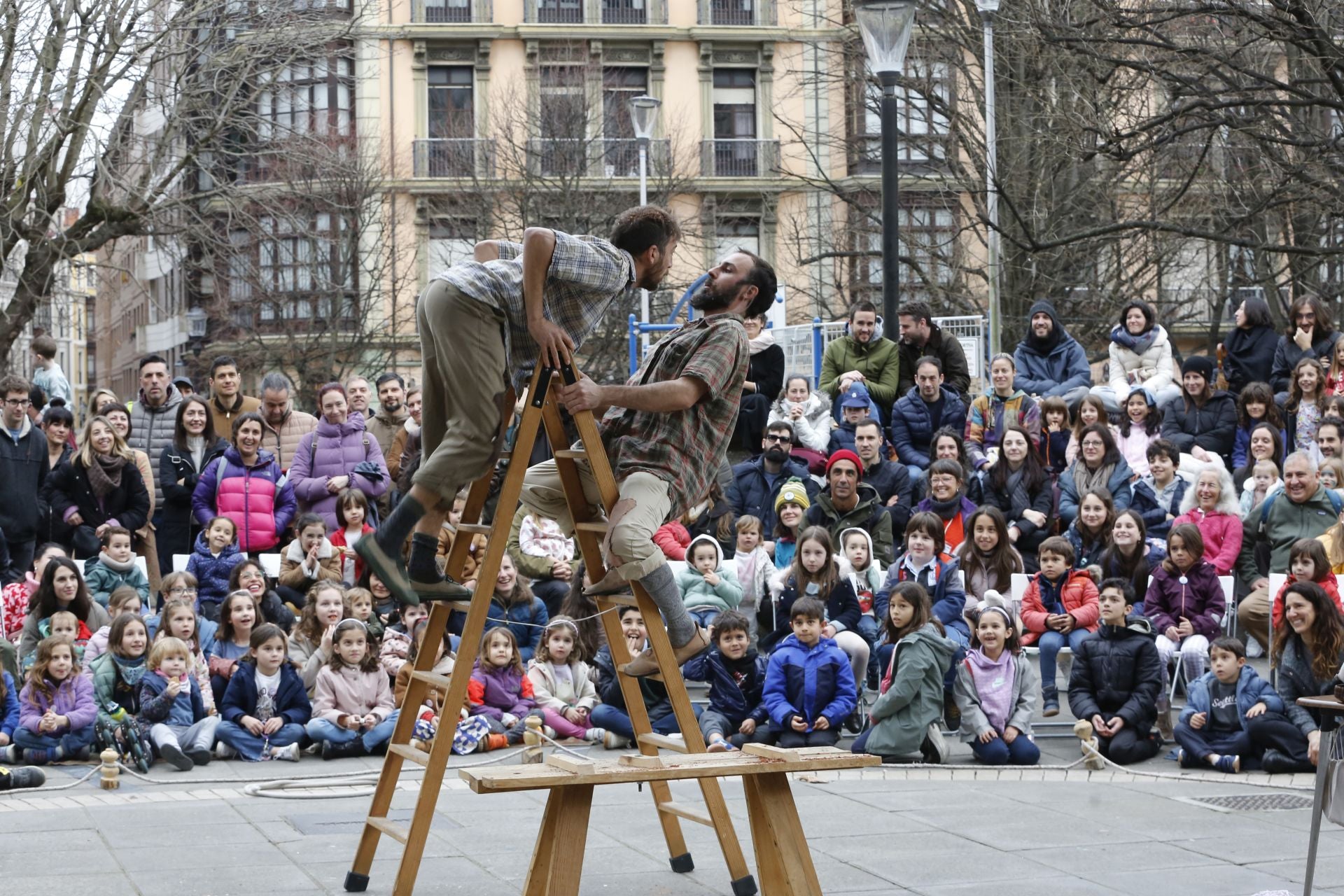 La magia de Feten llena salas y calles de Gijón