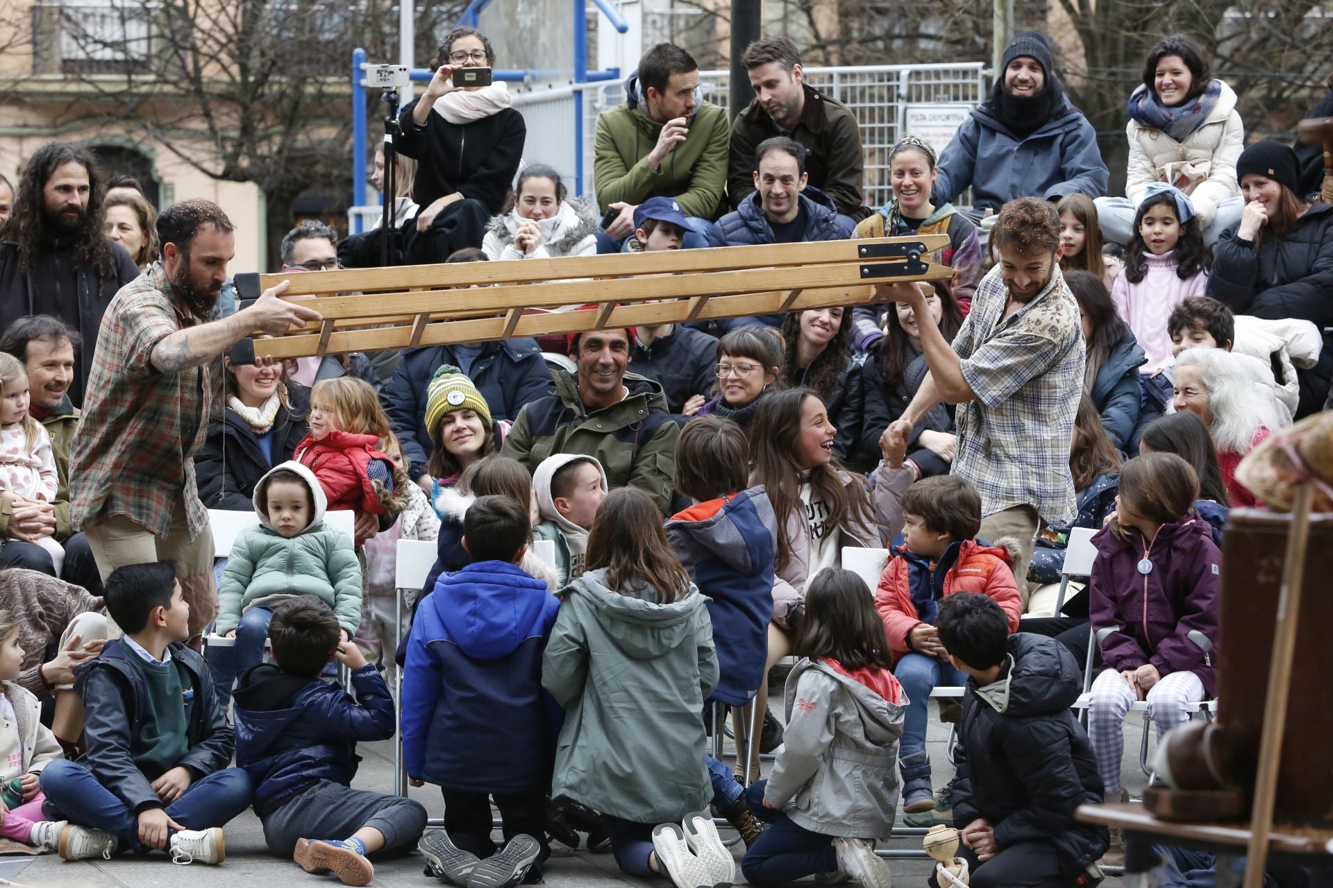 La magia de Feten llena salas y calles de Gijón