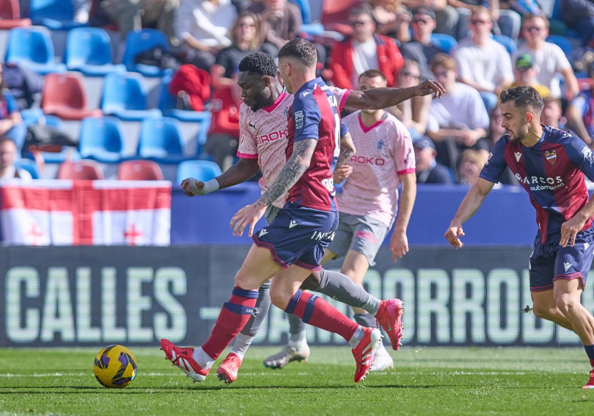 Una jugada del partido en Valencia.