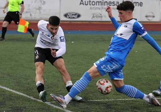 Velardi saca un centro llegando a línea de fondo en el partido del Hermanos Antuña.