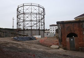 El antiguo gasómetro se alza sobre los terrenos de la Fábrica de Gas.