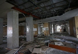 El interior del viejo HUCA, devastado por los saqueos.