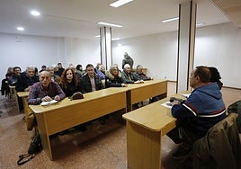 Agustín Medina y Ana Solís, en primera fila, escuchan la intervención del coordinador local, Juan José Fernández.