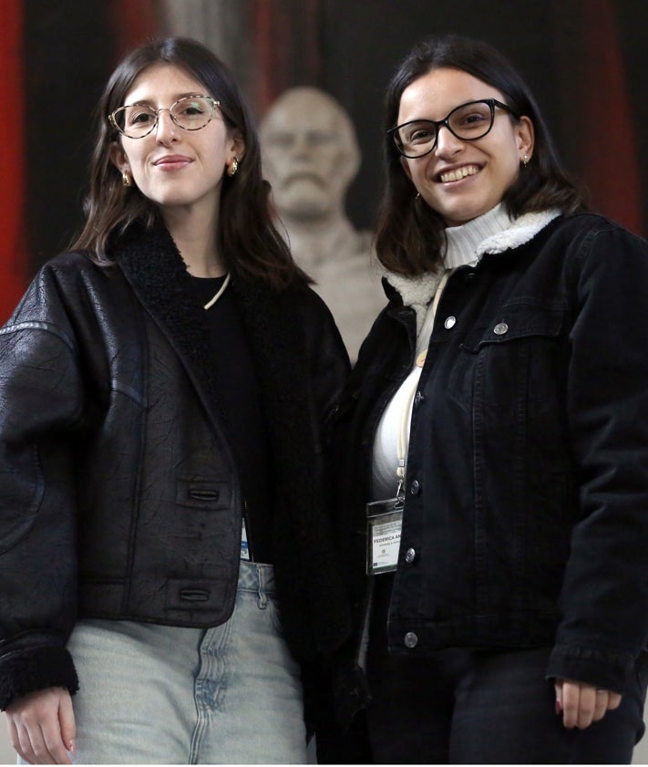 Imagen secundaria 2 - Federica y Valentina, dos estudiantes italianas que participan en el programa de Ingenium.