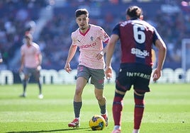Nico Serrano en una jugada del Levante- Sporting de Gijón.
