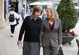 Mariví Monteserín y Berlamina Díaz esta tarde, antes de su reunión en la alcaldía.