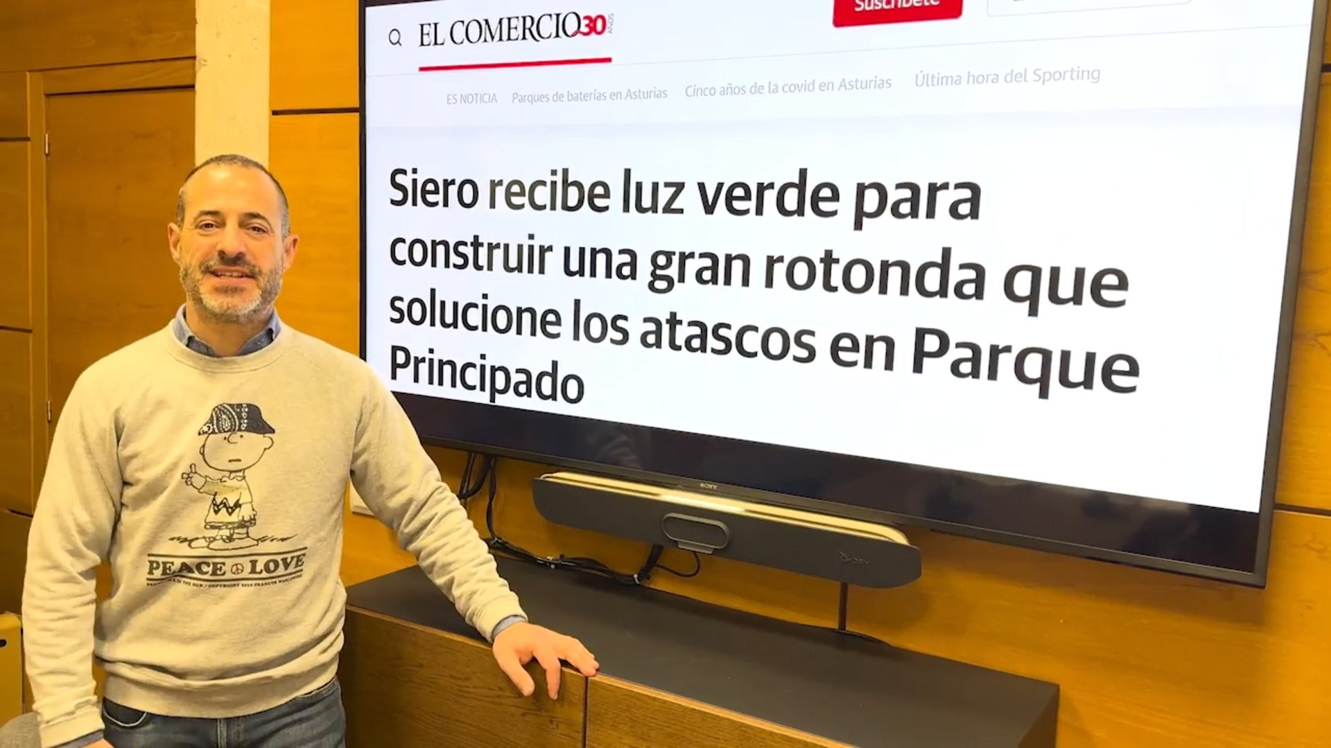 Ángel García, alcalde de Siero, felicita a EL COMERCIO