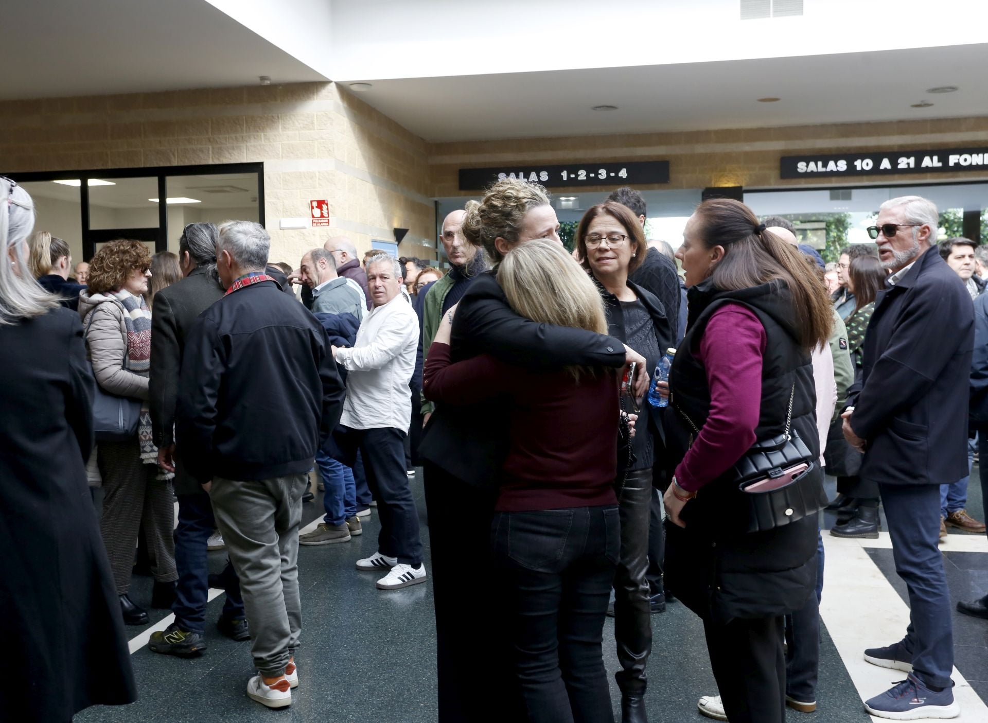 Multitudinaria despedida al hostelero gijonés César Telenti