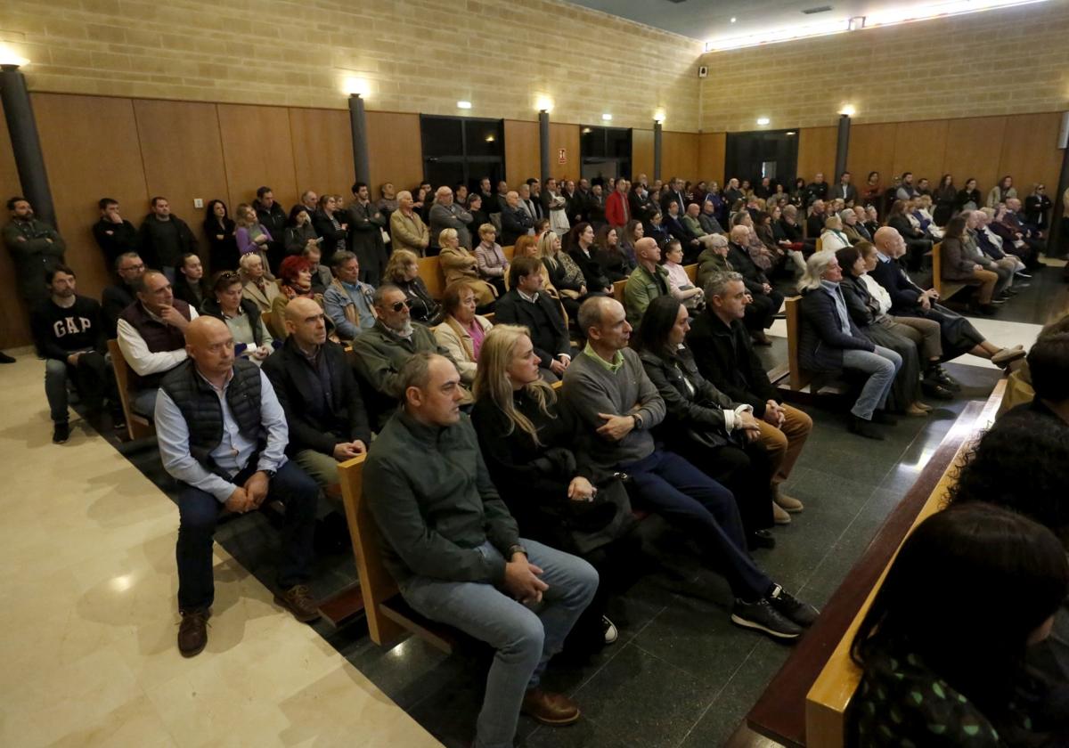 Multitudinaria despedida al hostelero gijonés César Telenti